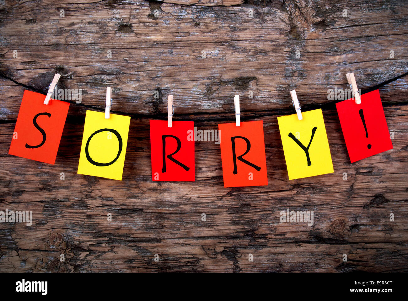 La parola grazie a etichette colorate su una linea su legno Foto Stock