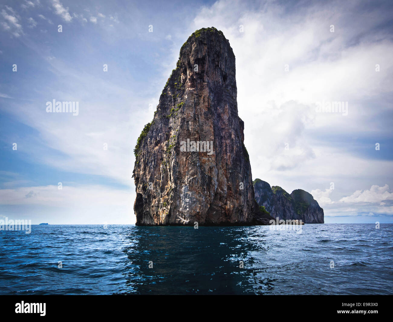 Paesaggio carsico intorno a Ko Phi Phi island, Provincia di Krabi, Thailandia. Foto Stock