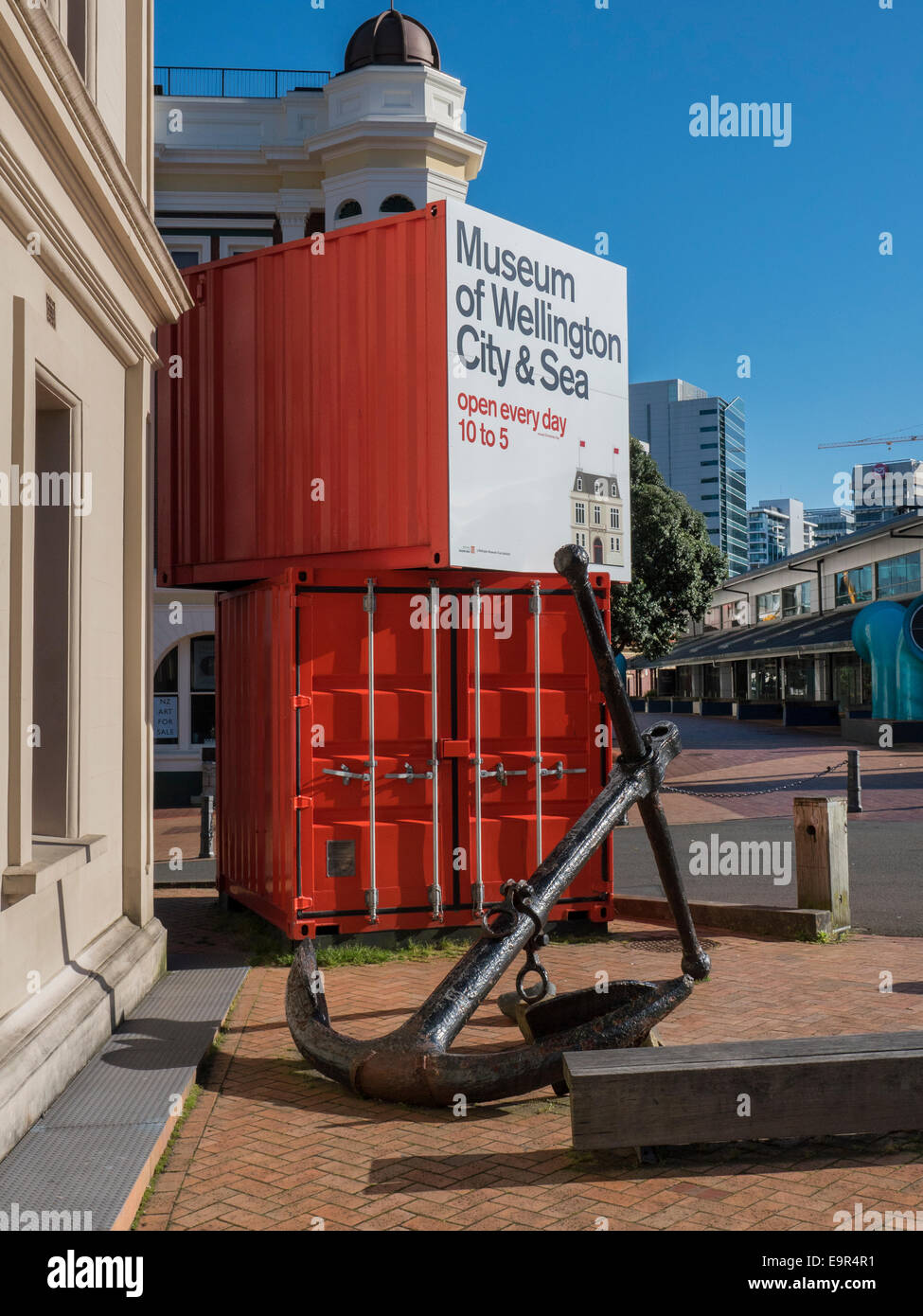 I contenitori di spedizione e Old Ship è ancora al di fuori del Museo della Città di Wellington e il mare di Wellington, Nuova Zelanda Foto Stock