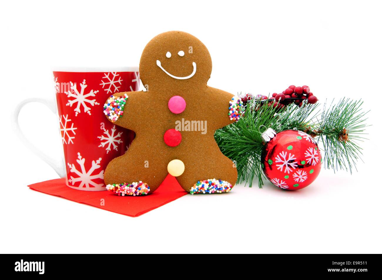 Natale Gingerbread Man con festosa mug e decorazioni Foto Stock