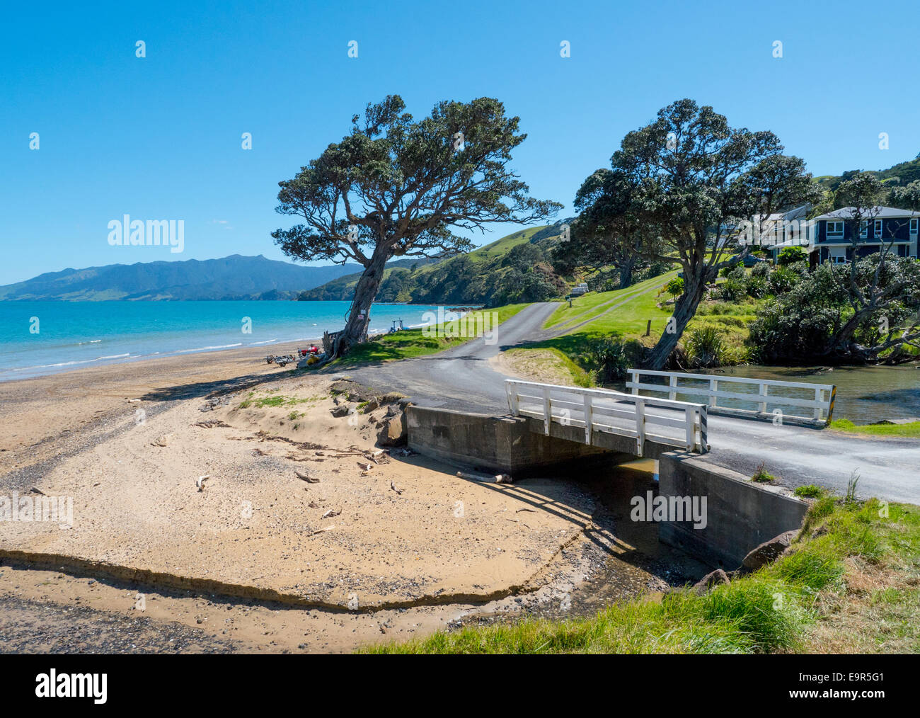 Strada di ghiaia e il bridge Waitete Bay, Colville Road, Coromandel, Nuova Zelanda Foto Stock