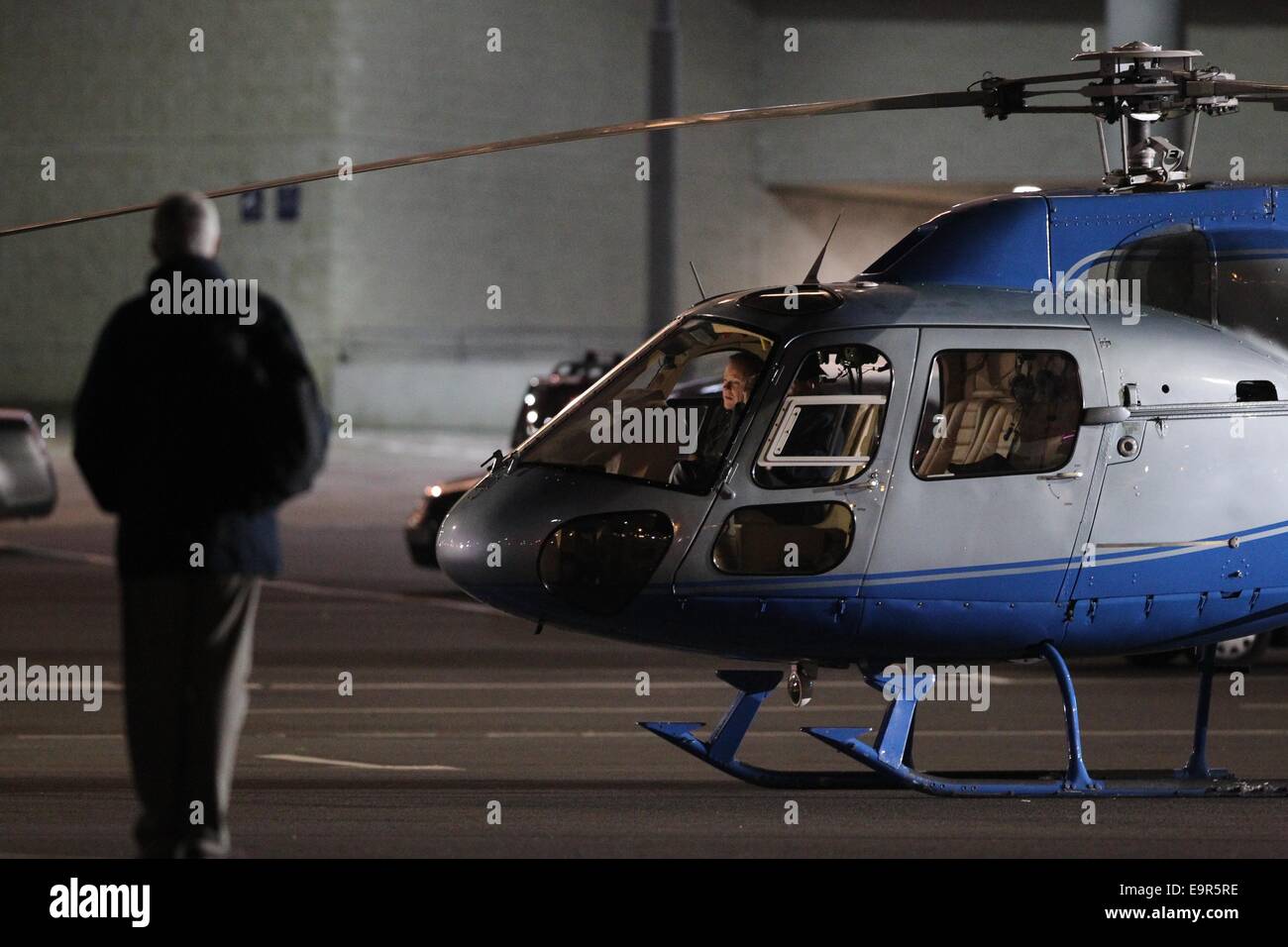 Un elicottero stunt è utilizzato come una parte delle riprese per 24 serie TV a Wembley stadio di calcio con: Kiefer Sutherland dove: Londra, Regno Unito quando: 28 Apr 2014 Foto Stock