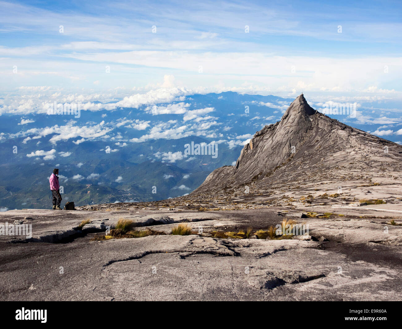 Escursionista presso la sommità del Monte Kinabalu, il picco più alto nell'arcipelago malese, Sabah, Malaysia orientale. Foto Stock