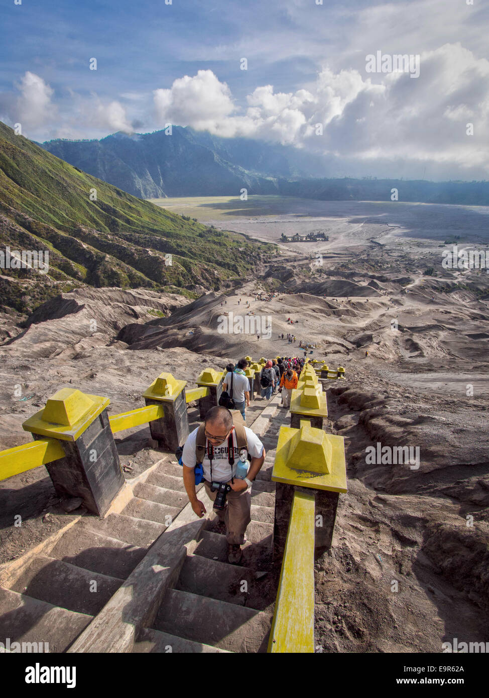 Visitatori salendo la lunga scalinata che conduce al cerchio di Gunung vulcano Bromo in Java Orientale, Indonesia. Foto Stock