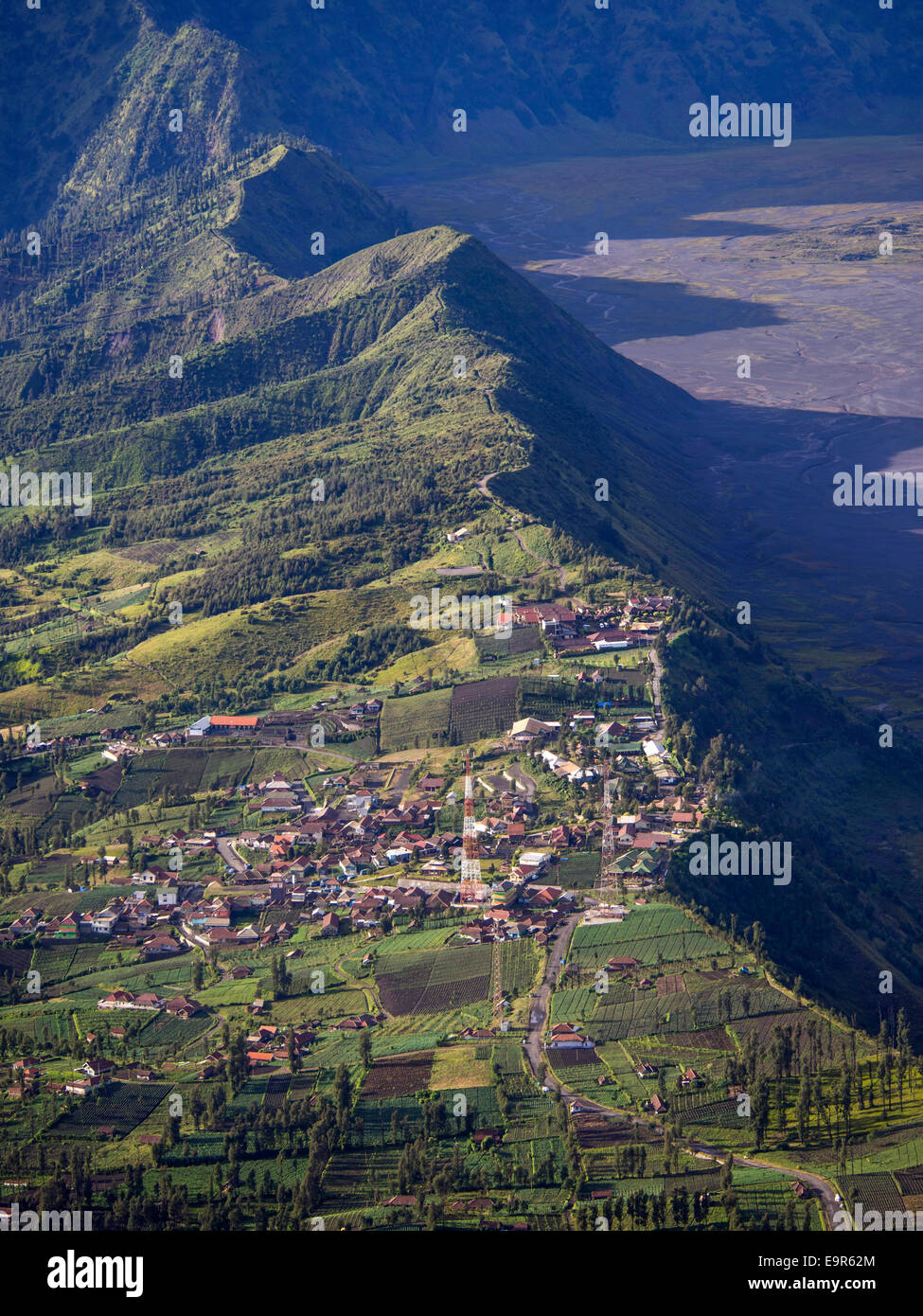 Vista aerea di Cemoro Lawang, una piccola frazione a nord-est del Monte Bromo in Java Orientale, Indonesia. Foto Stock