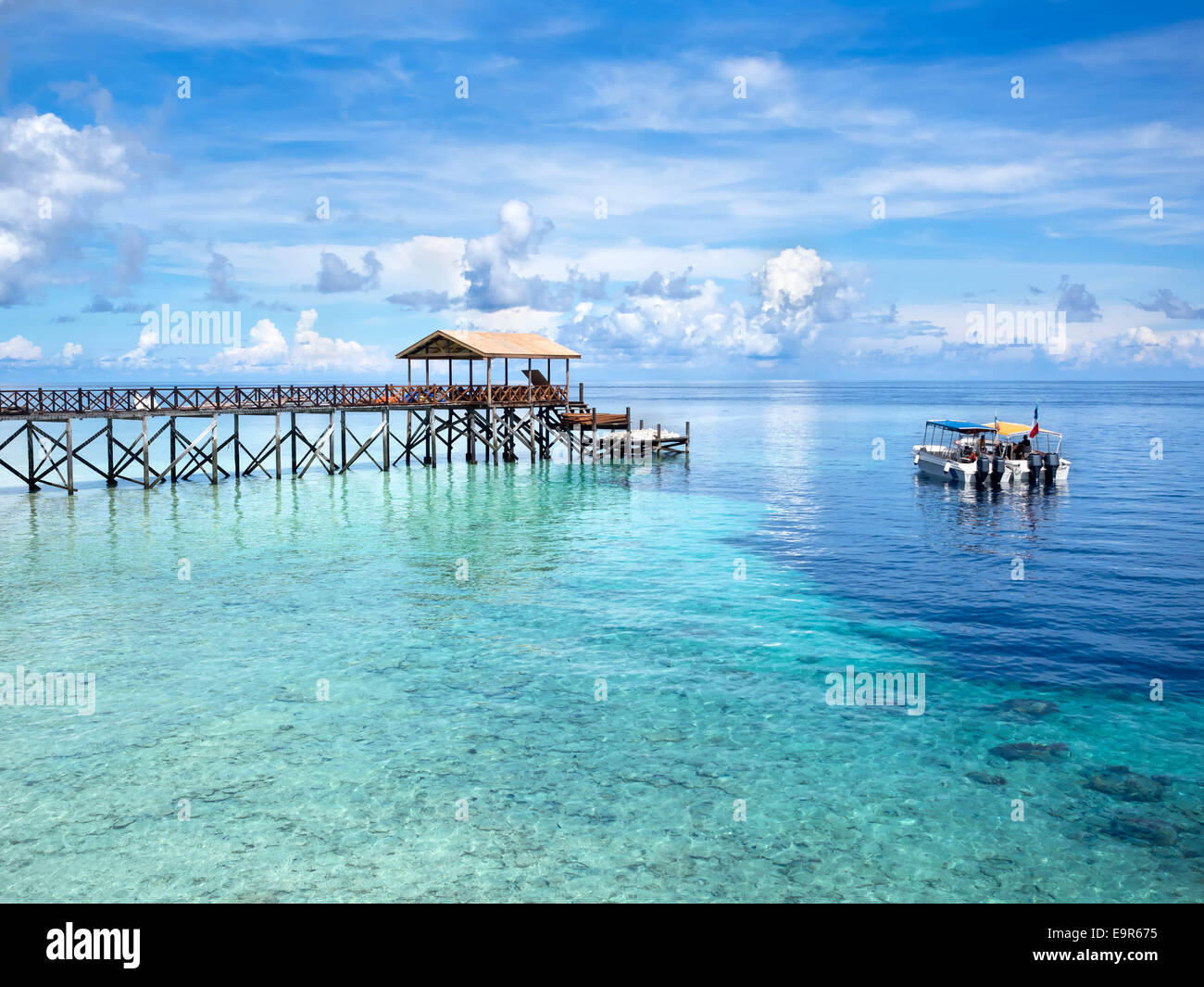 Imbarcazioni al sito di immersione fuori del litorale della famosissima Pulau Sipadan Island a Sabah, Malesia orientale. Foto Stock