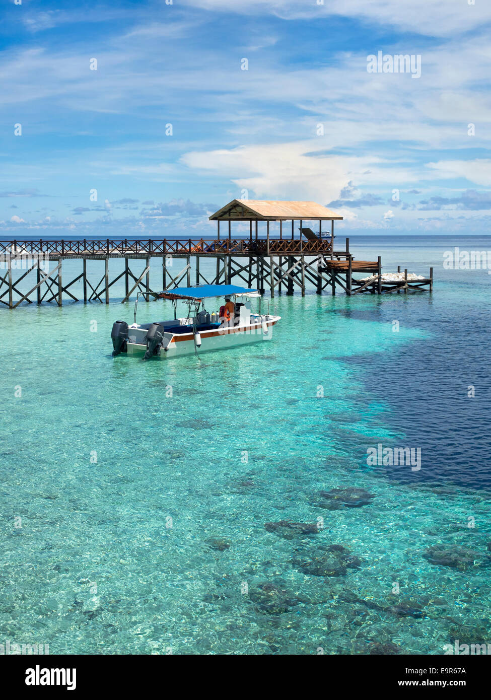 Barca accanto al molo presso famosa in tutto il mondo Pulau Sipadan Island a Sabah, Malesia orientale. Foto Stock