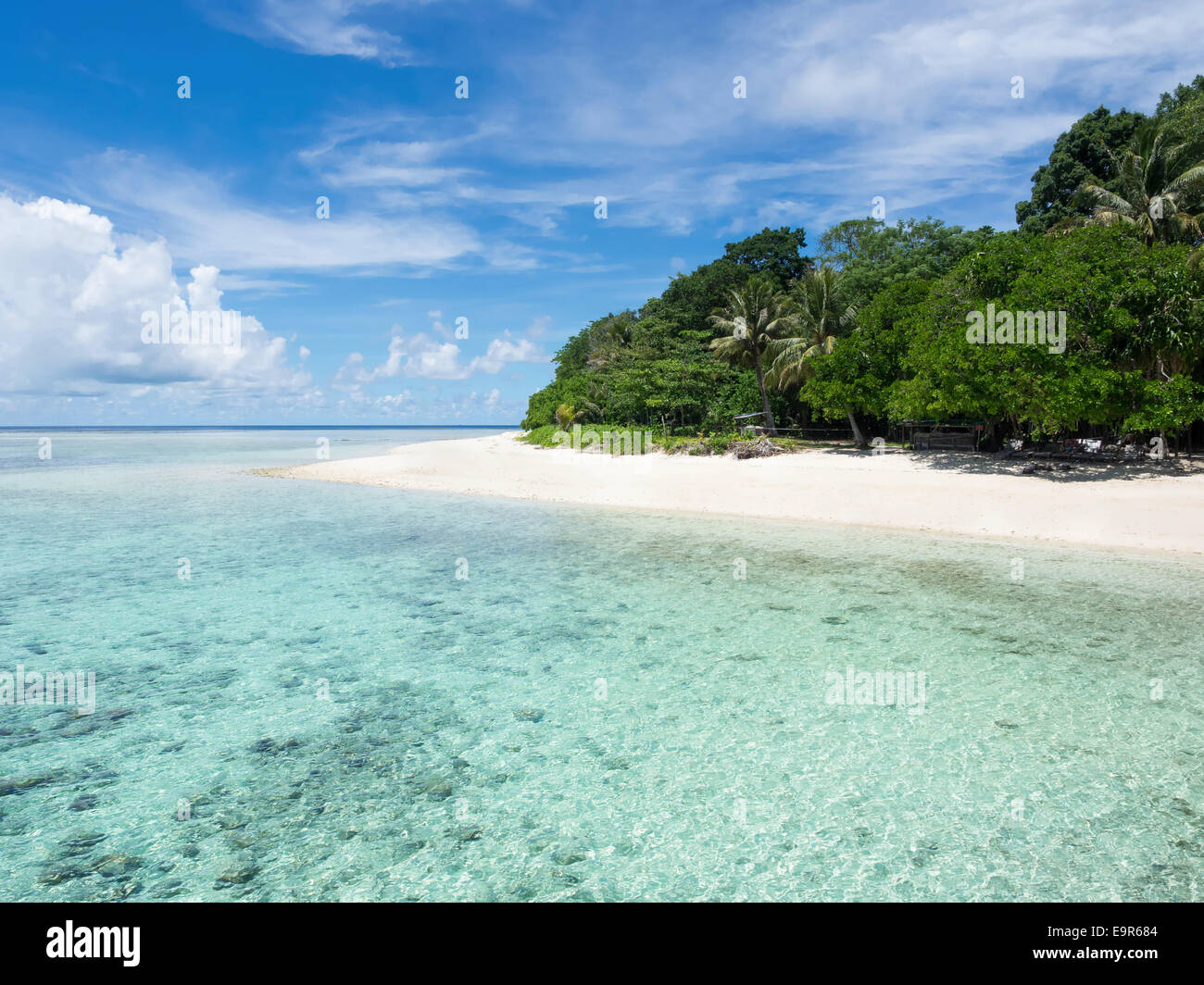 La sabbia bianca e turchesi acque di idilliaci Pulau Sipadan Island a Sabah, Malesia orientale. Foto Stock