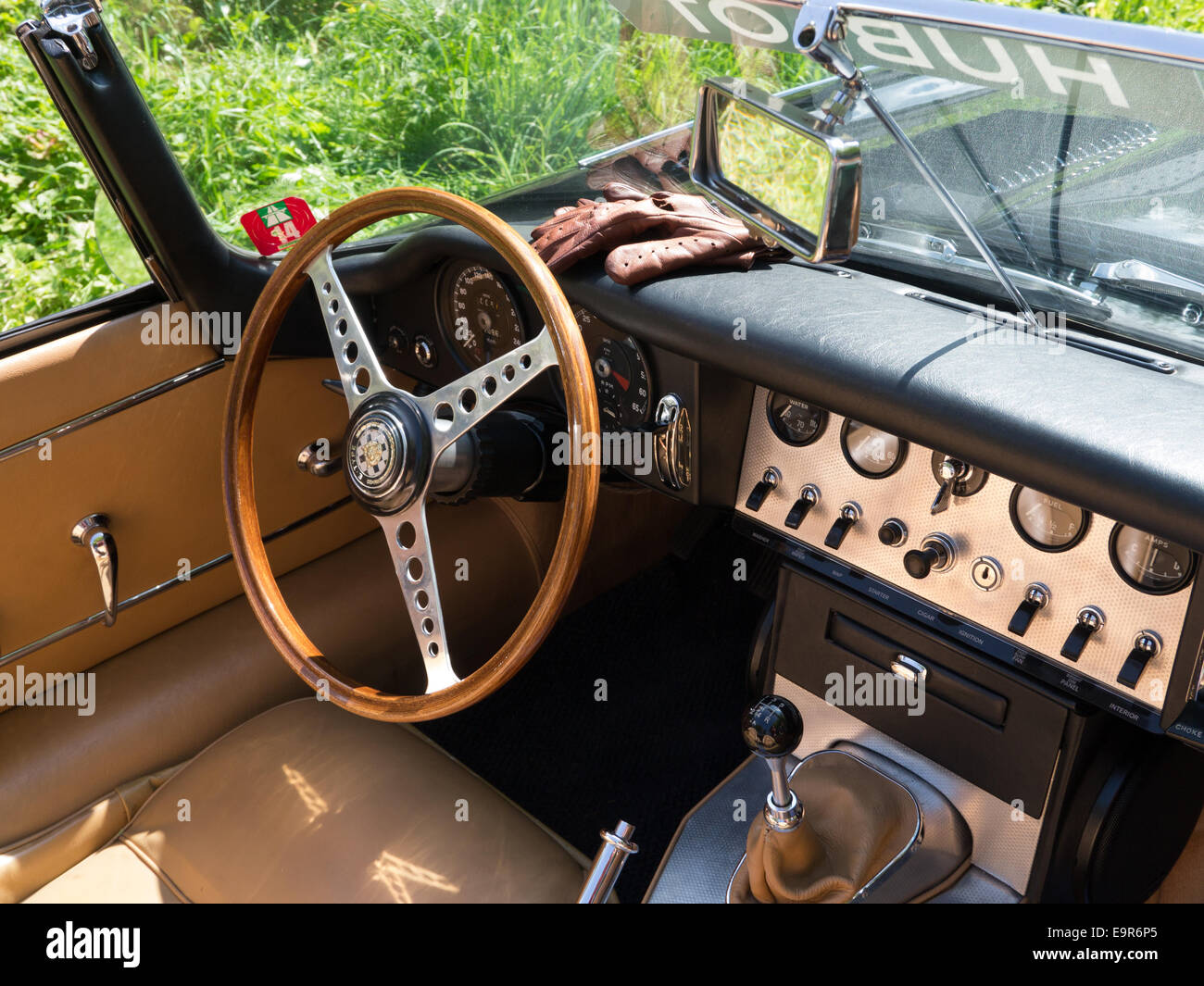 Interno di un classico della Jaguar E-Type auto con guanti da guida sul  cruscotto Foto stock - Alamy