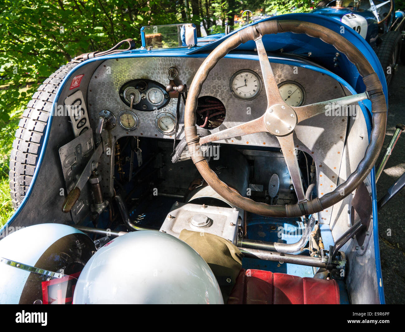 La cabina di pilotaggio di un classico racing car Foto Stock