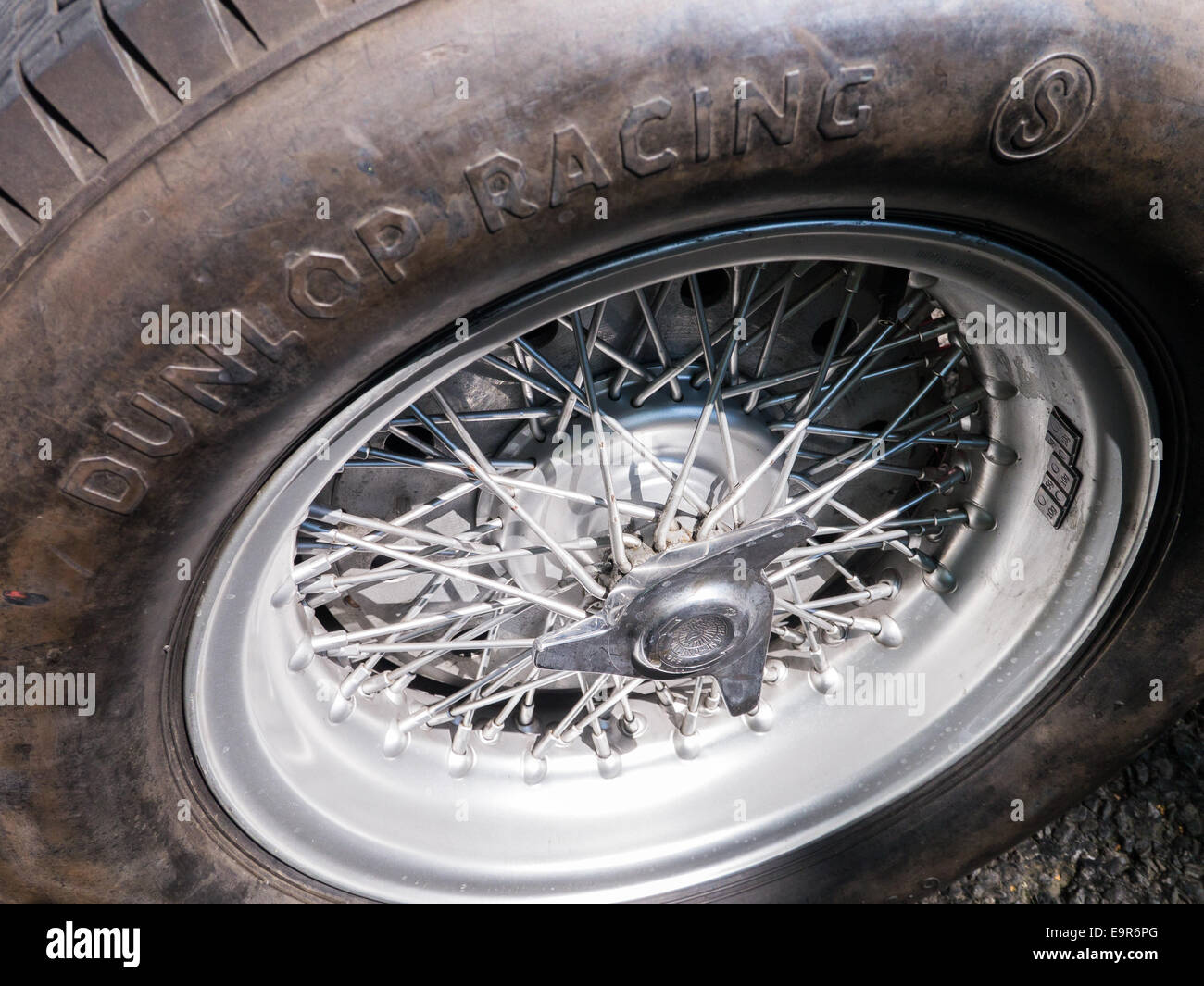 Un classico Dunlop racing pneumatico con raggi Foto Stock