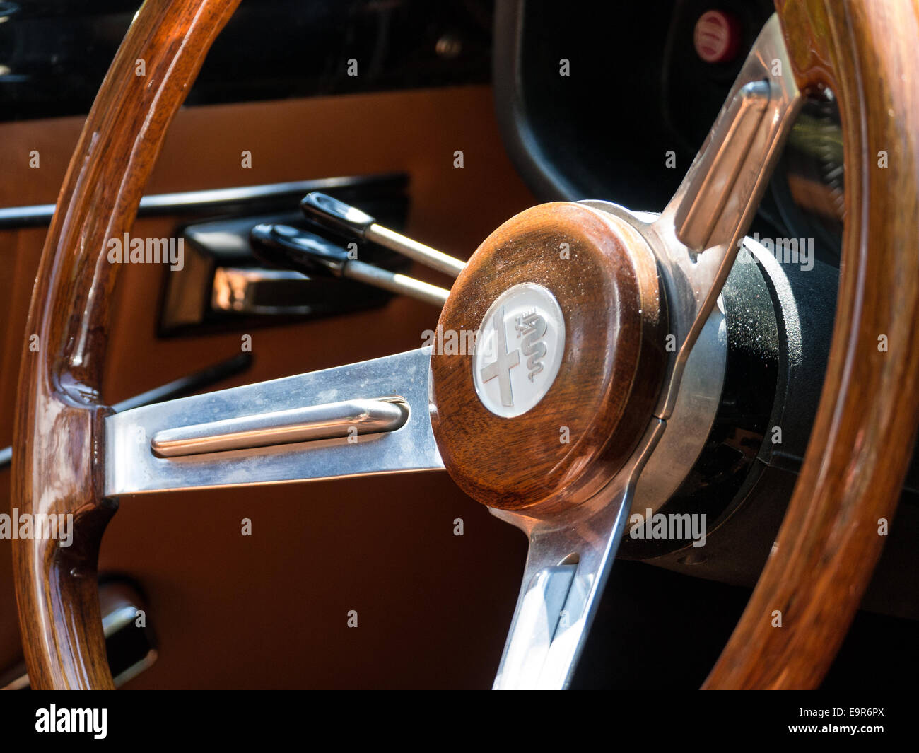 Volante in legno in un classico Alfa Romeo auto racing Foto Stock