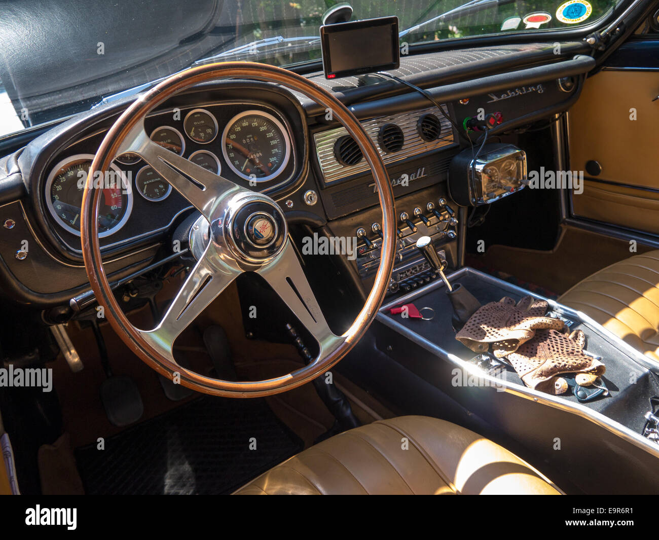 Interno di un classico Maserati Sebring auto sportiva con guanti da guida  Foto stock - Alamy