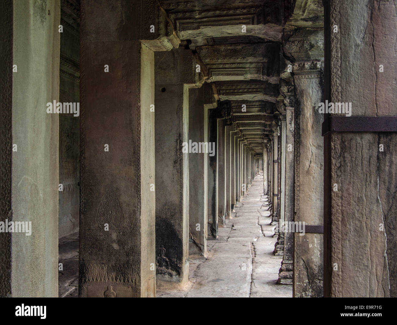 Corridoio all'antica Angkor Wat, il più grande del mondo monumento religioso, vicino a Siem Reap, Cambogia. Foto Stock
