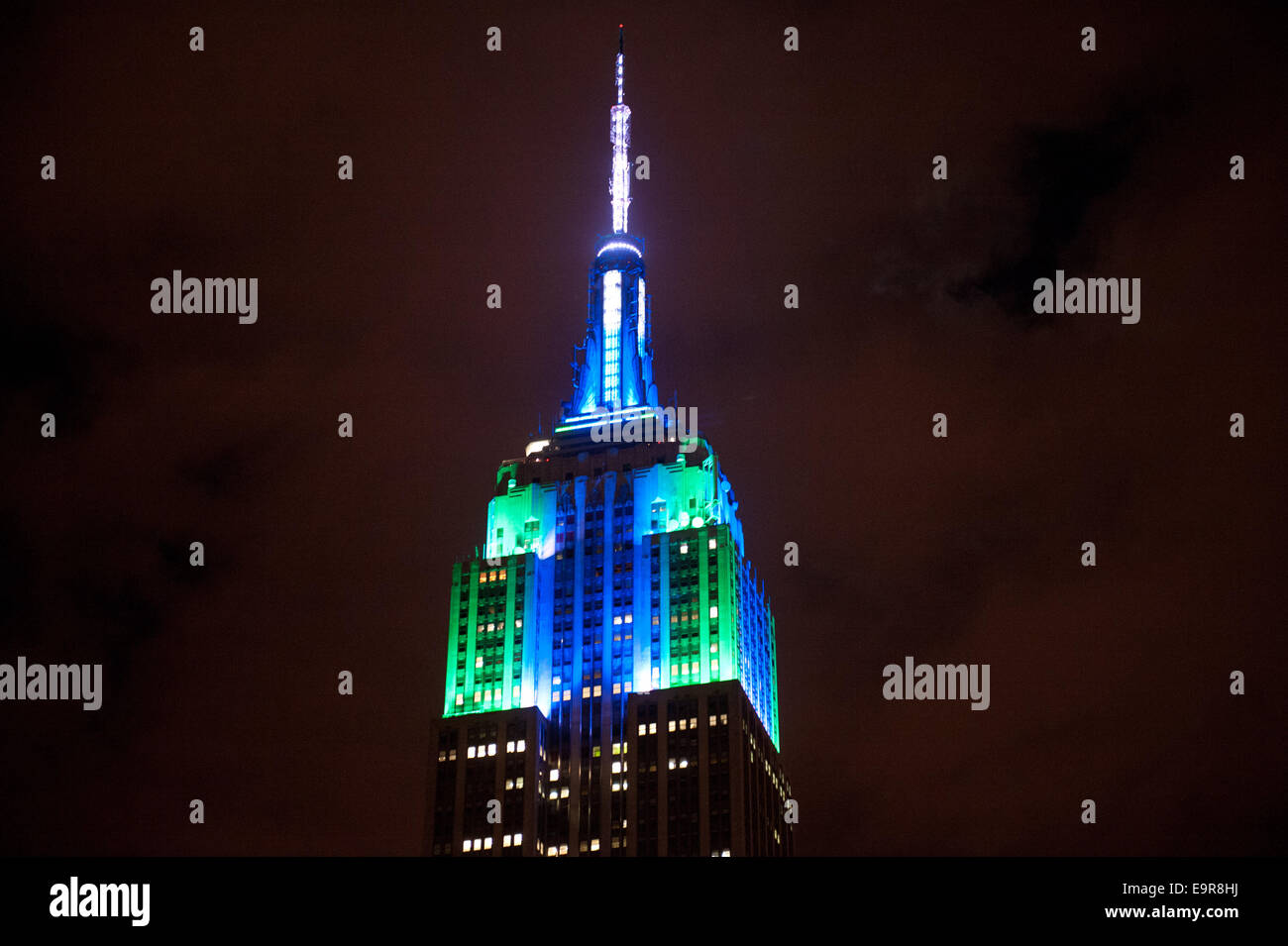 Manhattan, New York, Stati Uniti d'America. 31 ott 2014. L'Empire State Building tower sono accese in una mostra per festeggiare Halloween, Venerdì 31 ottobre, 3014. Credito: Bryan Smith/ZUMA filo/Alamy Live News Foto Stock