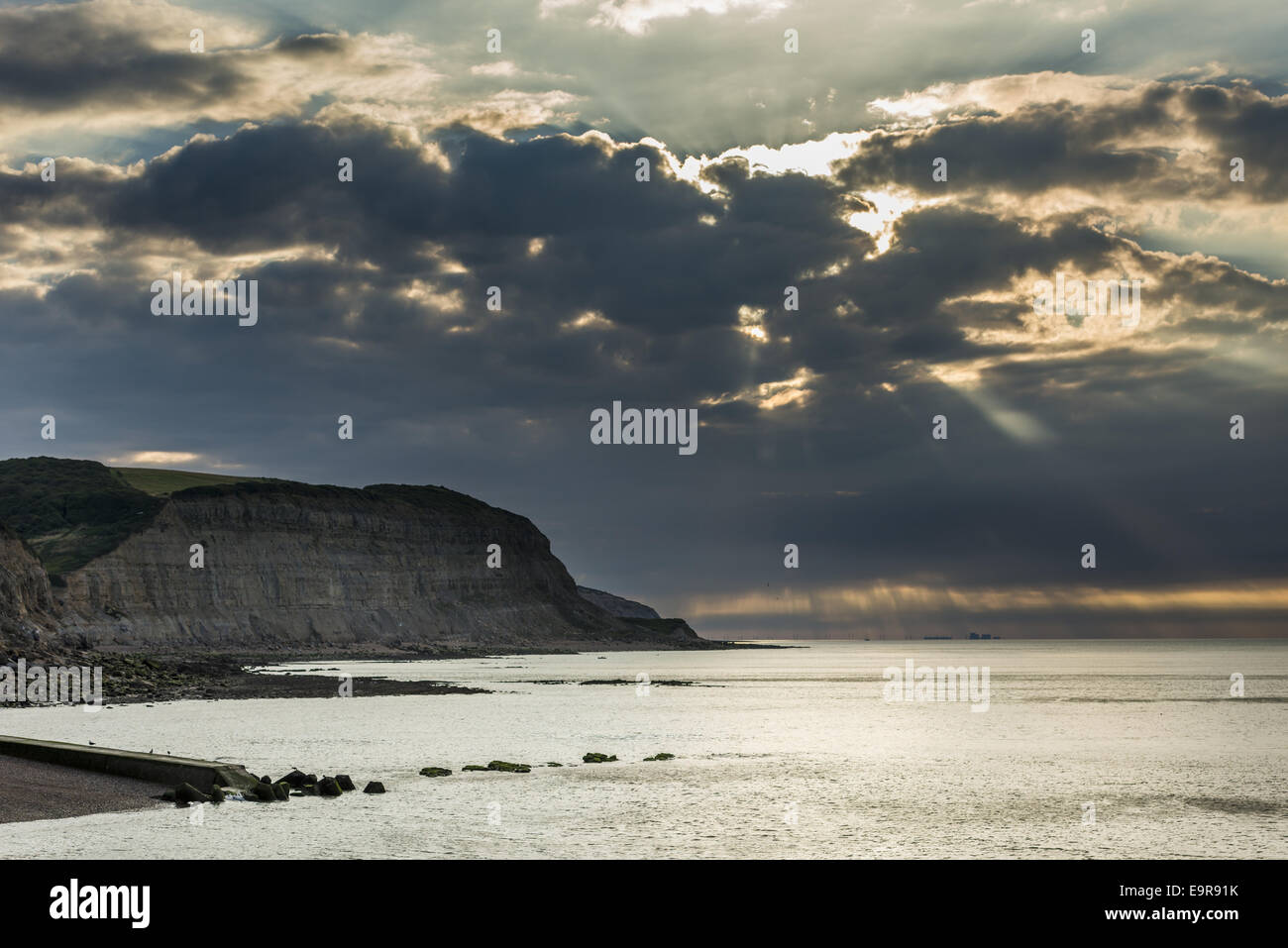 Guardando ad est di sunrise da Stade spiaggia verso Dungeness Nuclear Power Station Foto Stock