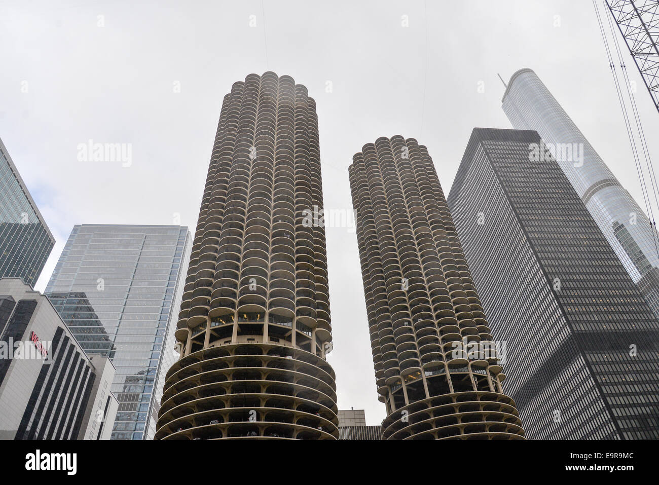 Città Mariana, Filippine. Il 31 ottobre, 2014. Equipaggio di Nik wallenda filo di fissaggio alla città mariana Credito: Nisarg Lakhmani/Alamy Live News Foto Stock