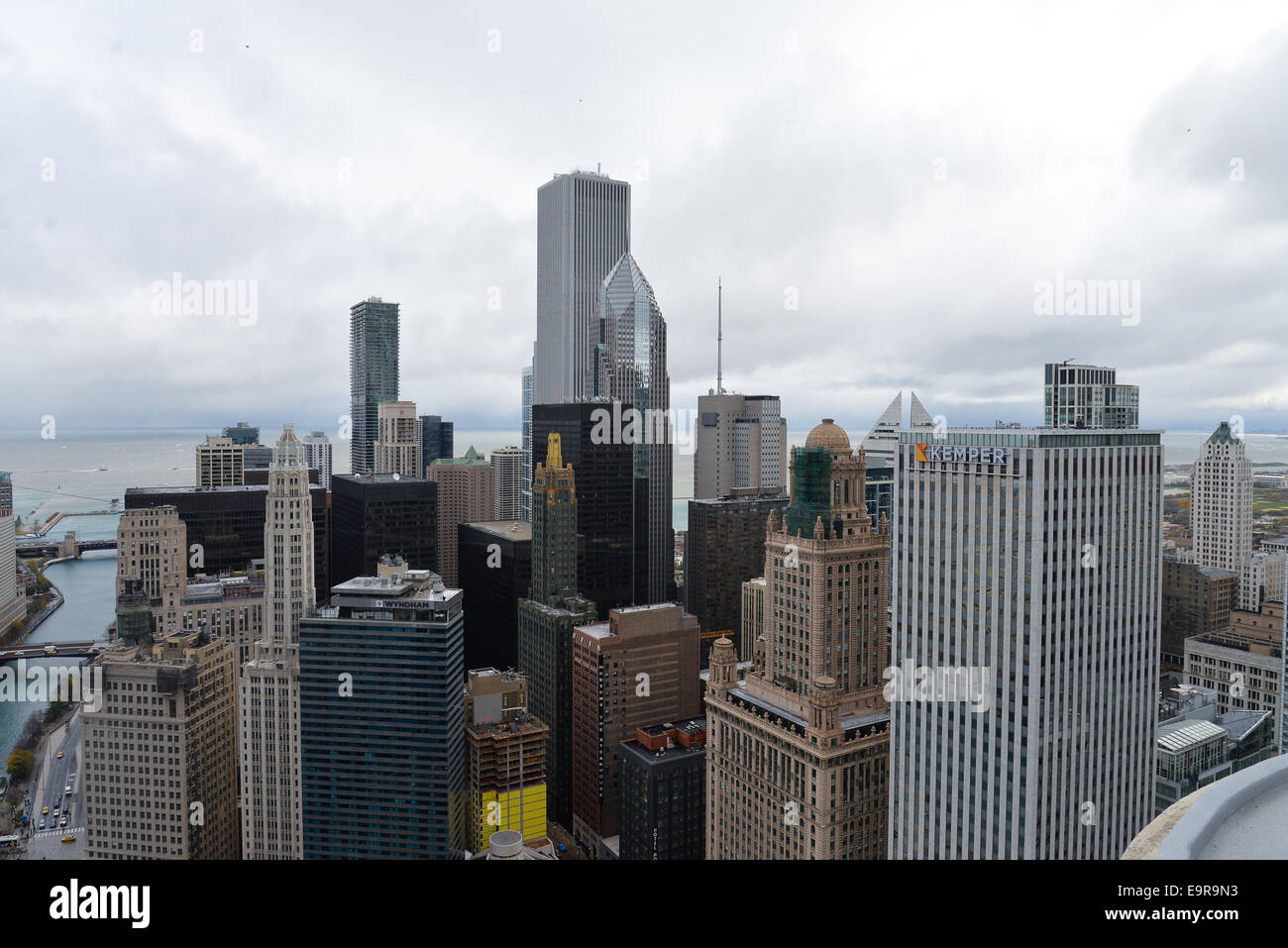 Città Mariana, Filippine. Il 31 ottobre, 2014. Equipaggio di Nik wallenda filo di fissaggio alla città mariana Credito: Nisarg Lakhmani/Alamy Live News Foto Stock