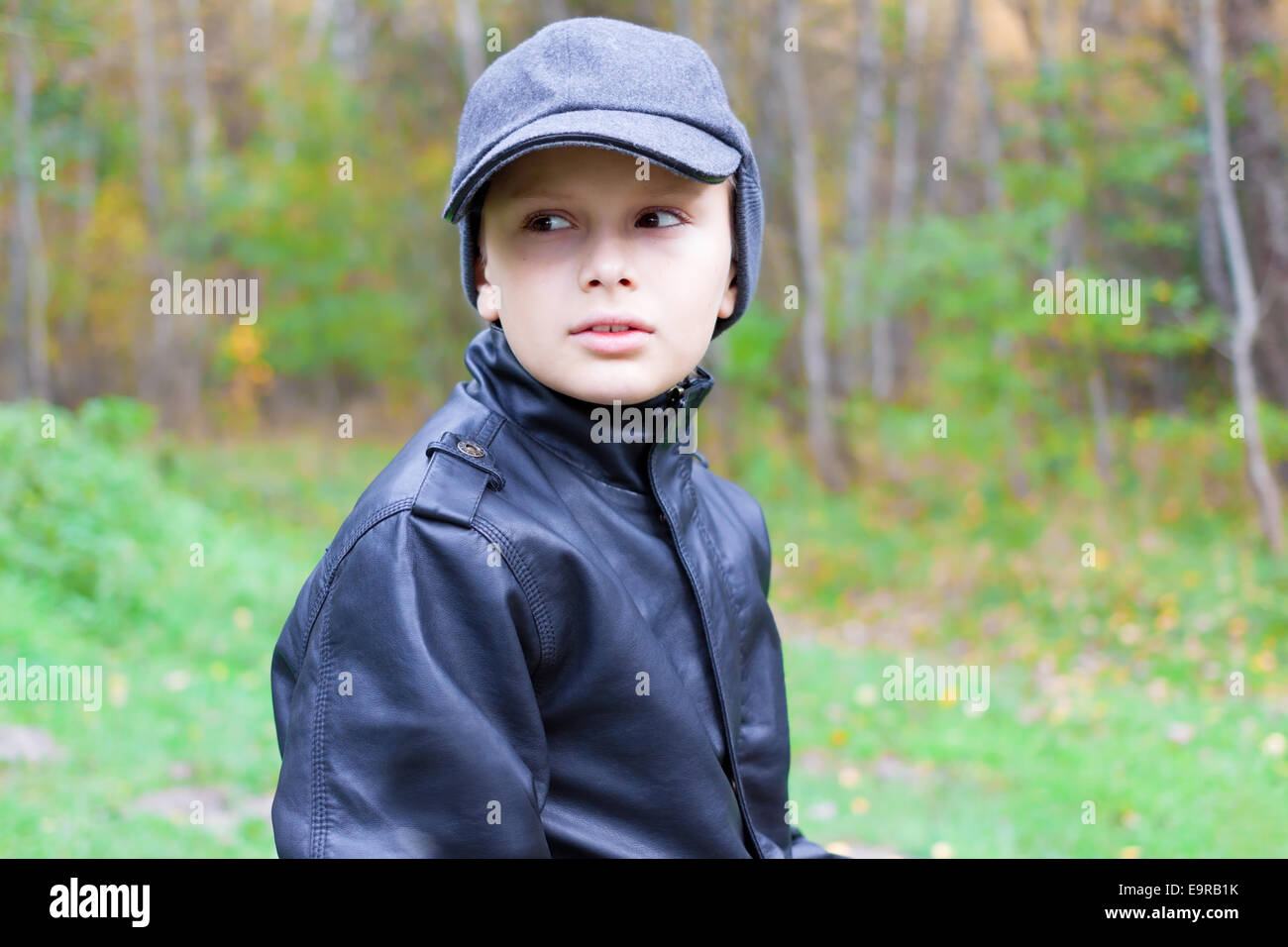 Bambino ragazzo pensieroso sguardo premuroso caduta della foresta Foto Stock