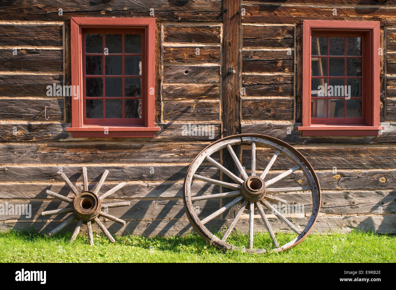 In legno le ruote del carro di apprendimento su edificio Fort William parco storico, Thunder Bay, Ontario, Canada. Foto Stock
