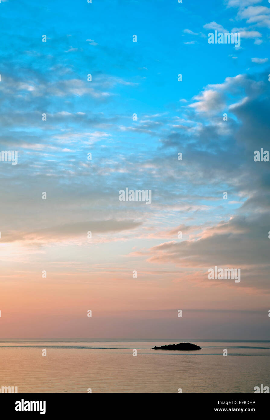 Alba sul Mare d'Irlanda in Bull Bay sulla costa settentrionale sull isola di Anglesey, Galles del Nord Regno Unito, estate Foto Stock