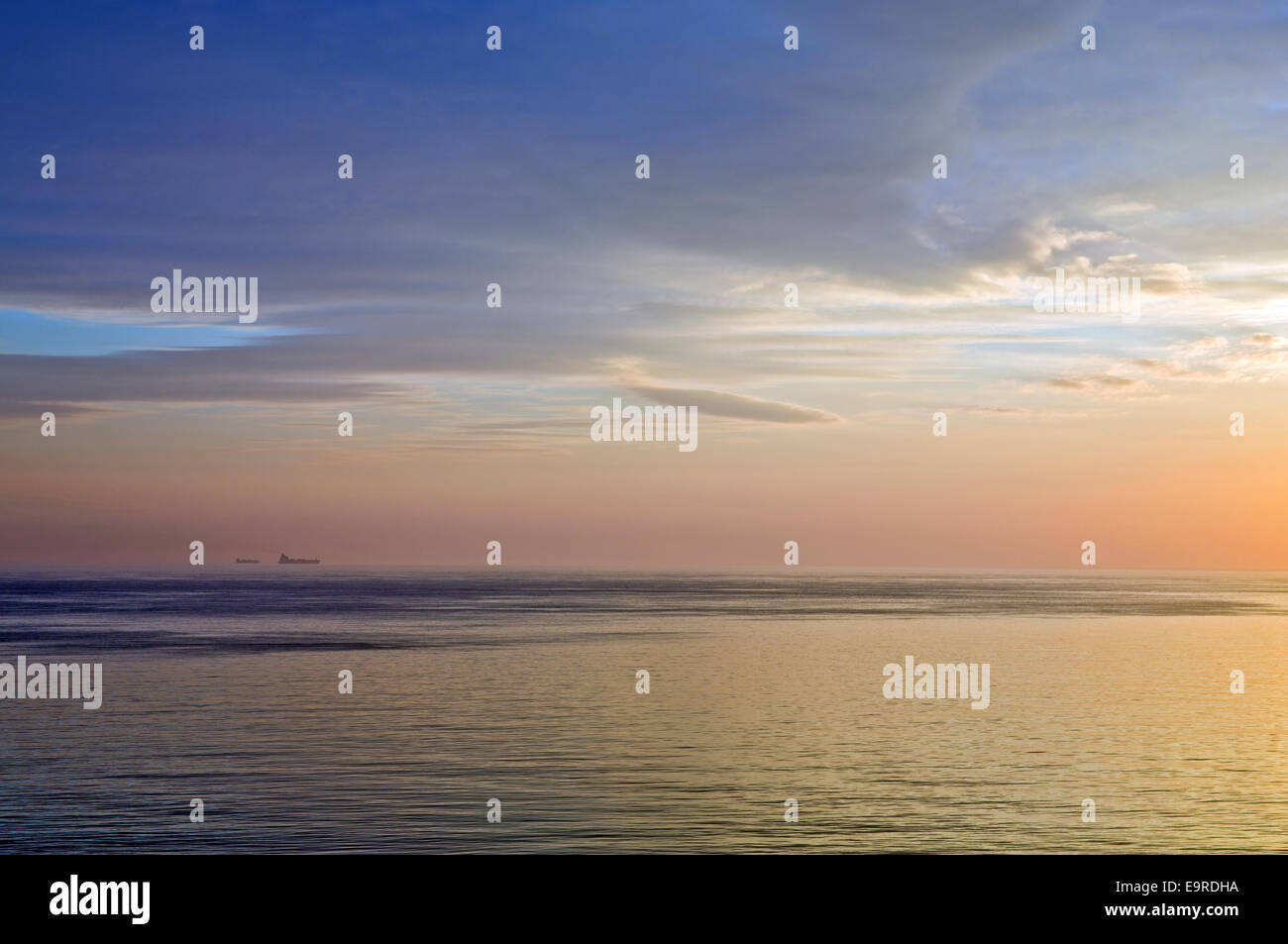 Alba sul Mare d'Irlanda in Bull Bay sulla costa settentrionale sull isola di Anglesey, Galles del Nord Regno Unito, estate Foto Stock