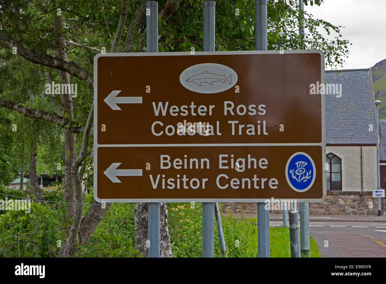 Strada turistica segno indicante la direzione di Wester Ross il sentiero costiero e Beinn Eighe Visitor Center, Kinlochewe, Scozia Foto Stock