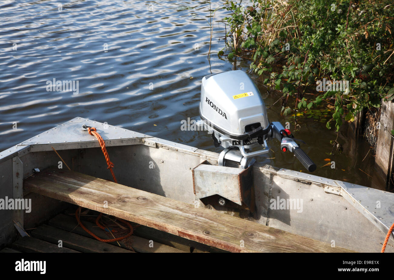 Un motore fuoribordo su una piccola barca per gite sul Norfolk Broads. Foto Stock