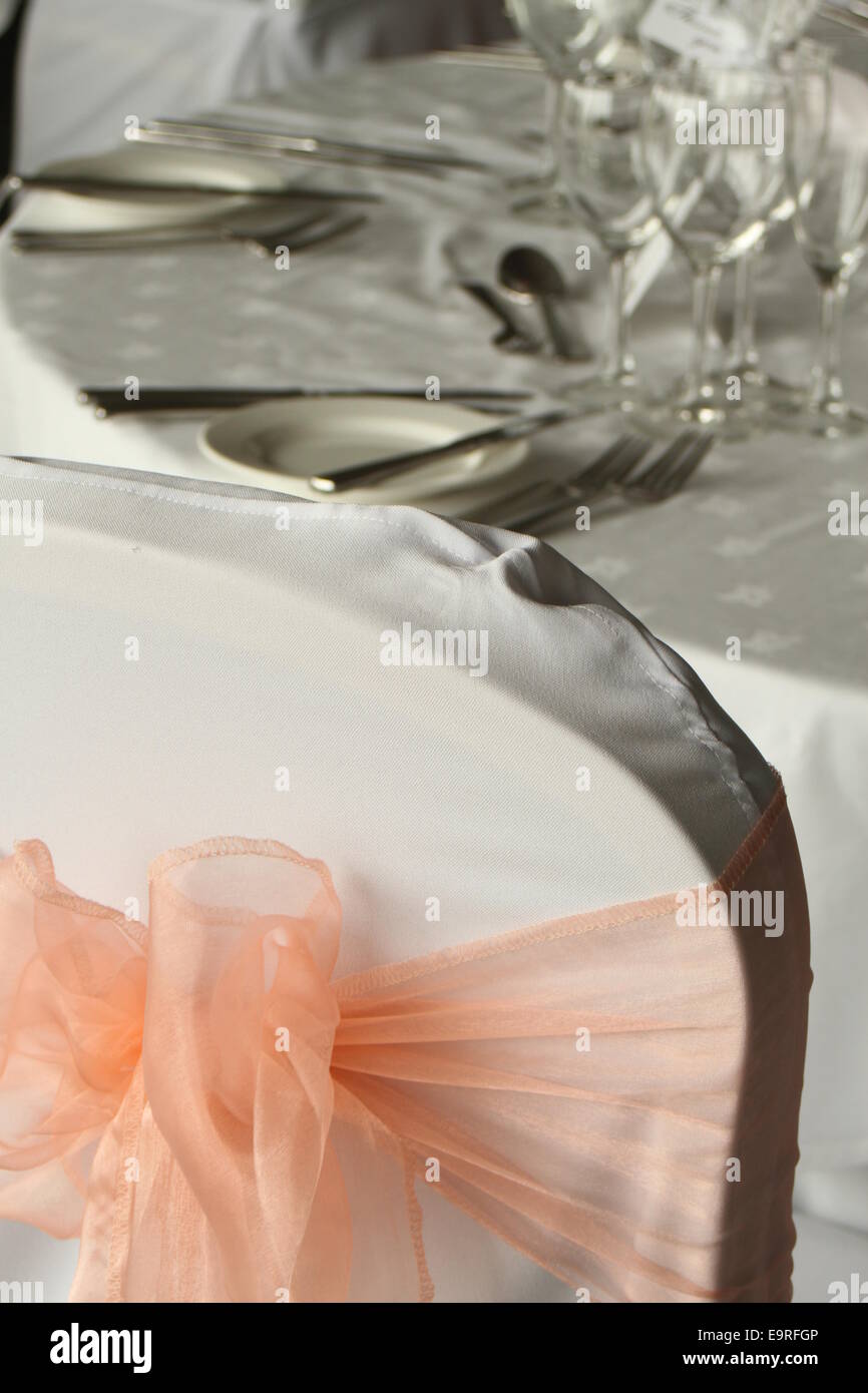 Decorate le sedie e il tavolo di cui pronto per l'evento Foto Stock