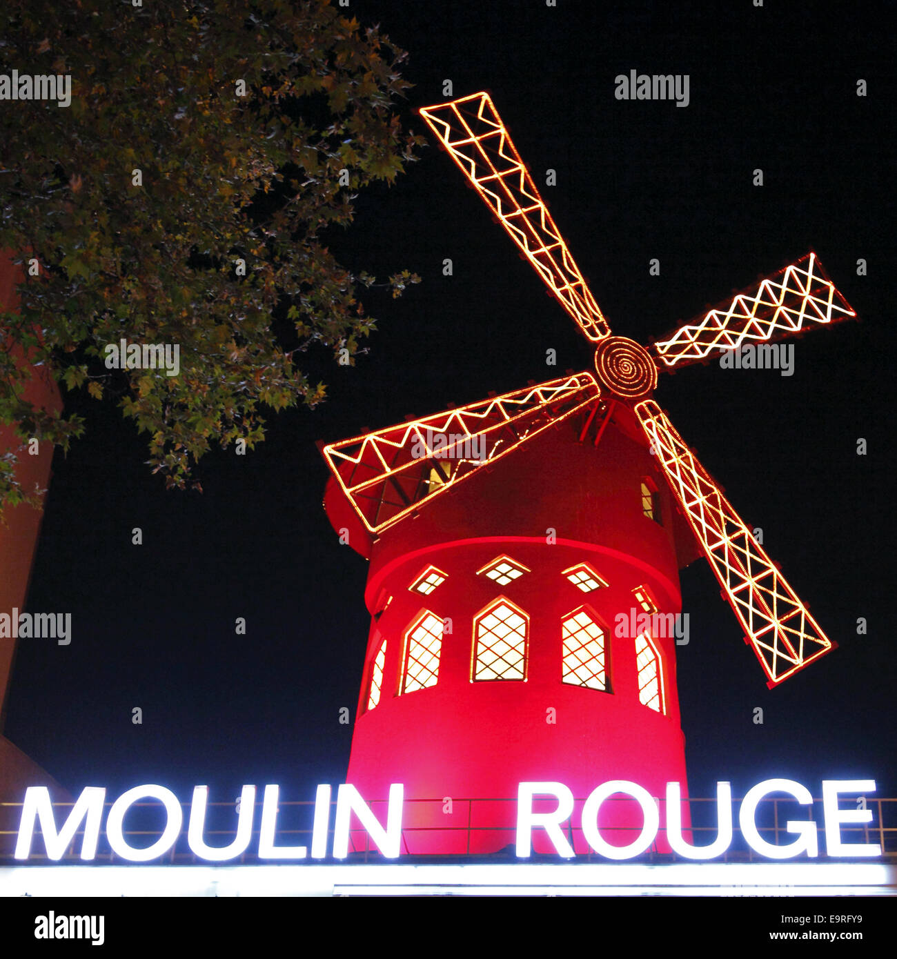 Moulin Rouge di notte a Pigalle, Paris, Francia Foto Stock