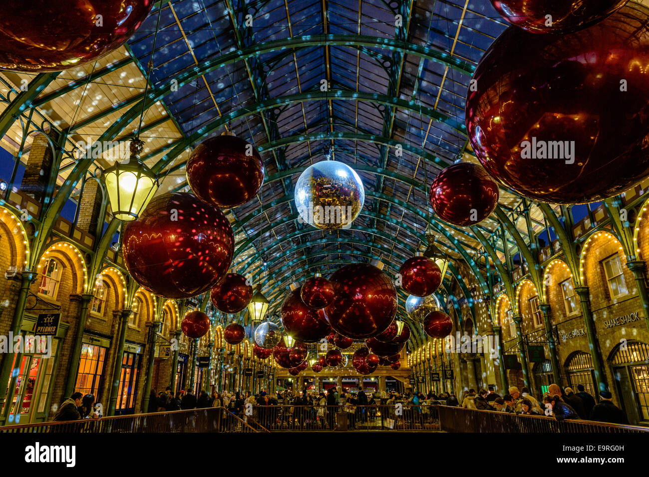 Il Covent Garden a Natale la sera - Londra, Regno Unito Foto Stock