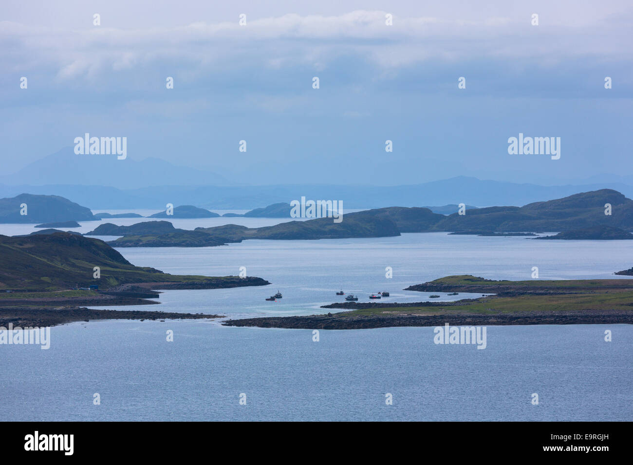 L'estate Isles, parte delle Ebridi Interne e le Ebridi Esterne vista da Altandhu sulla costa ovest della Scozia Foto Stock