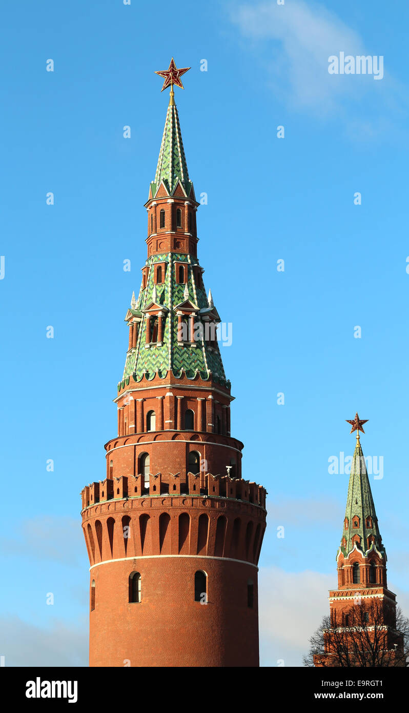 Vodovzvodnaya Moscow Kremlin tower su uno sfondo di cielo blu Foto Stock