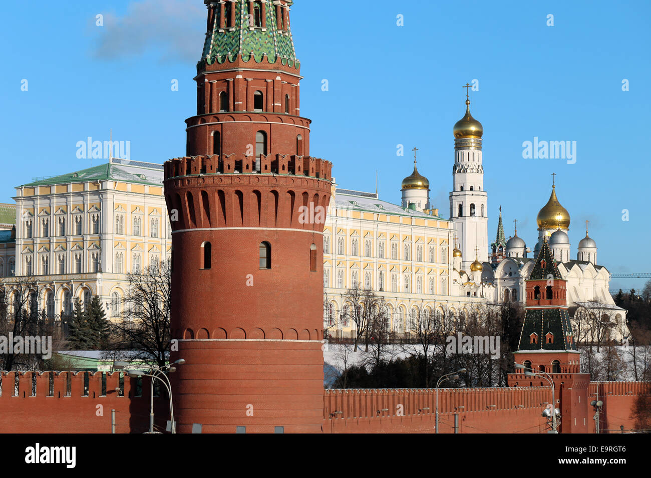 Vodovzvodnaya Moscow Kremlin tower su uno sfondo di cielo blu Foto Stock
