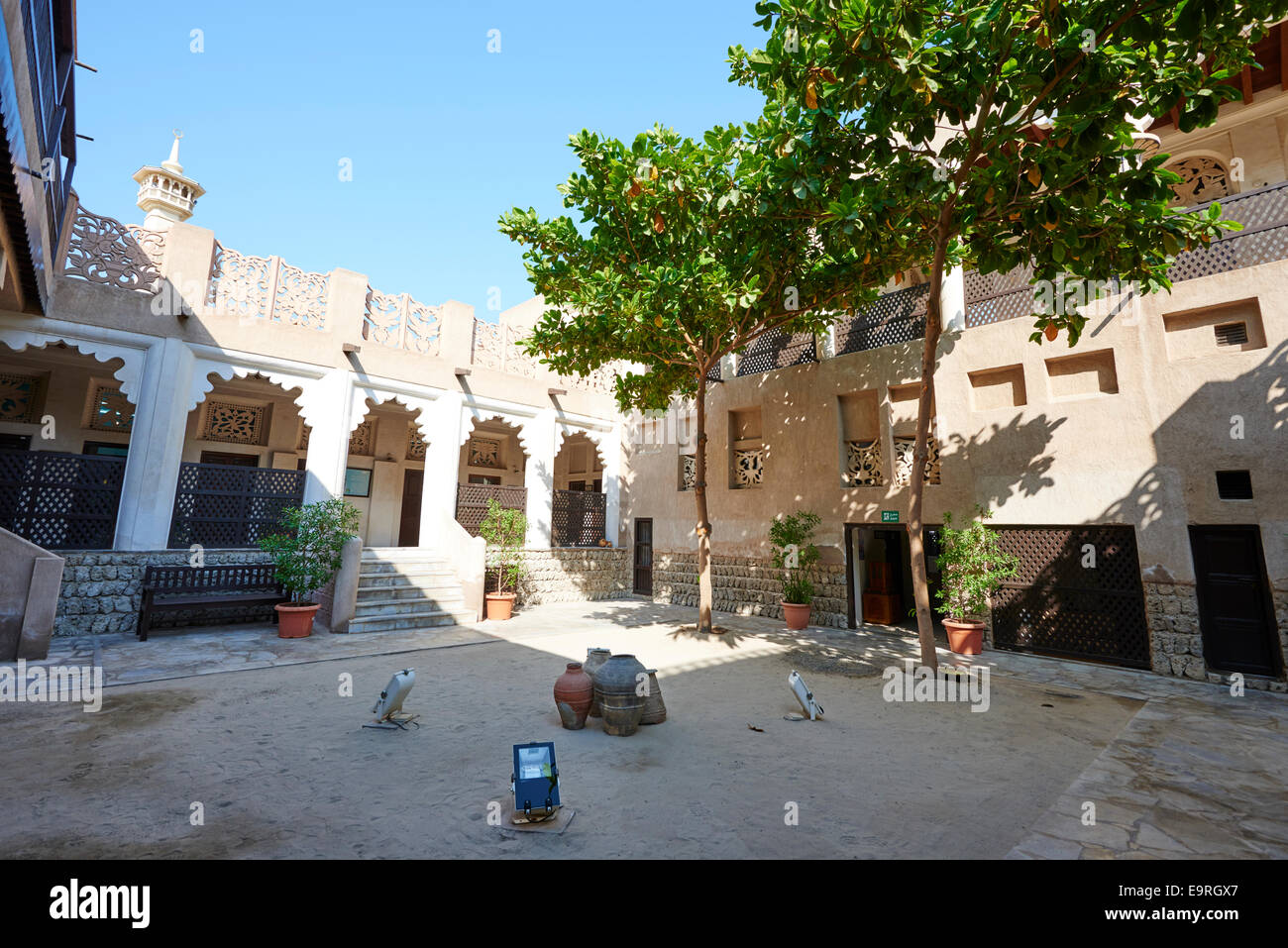 Cortile all'interno del patrimonio architettonico edificio reparto Al Bastakiya storico quartiere Bur Dubai EMIRATI ARABI UNITI Foto Stock