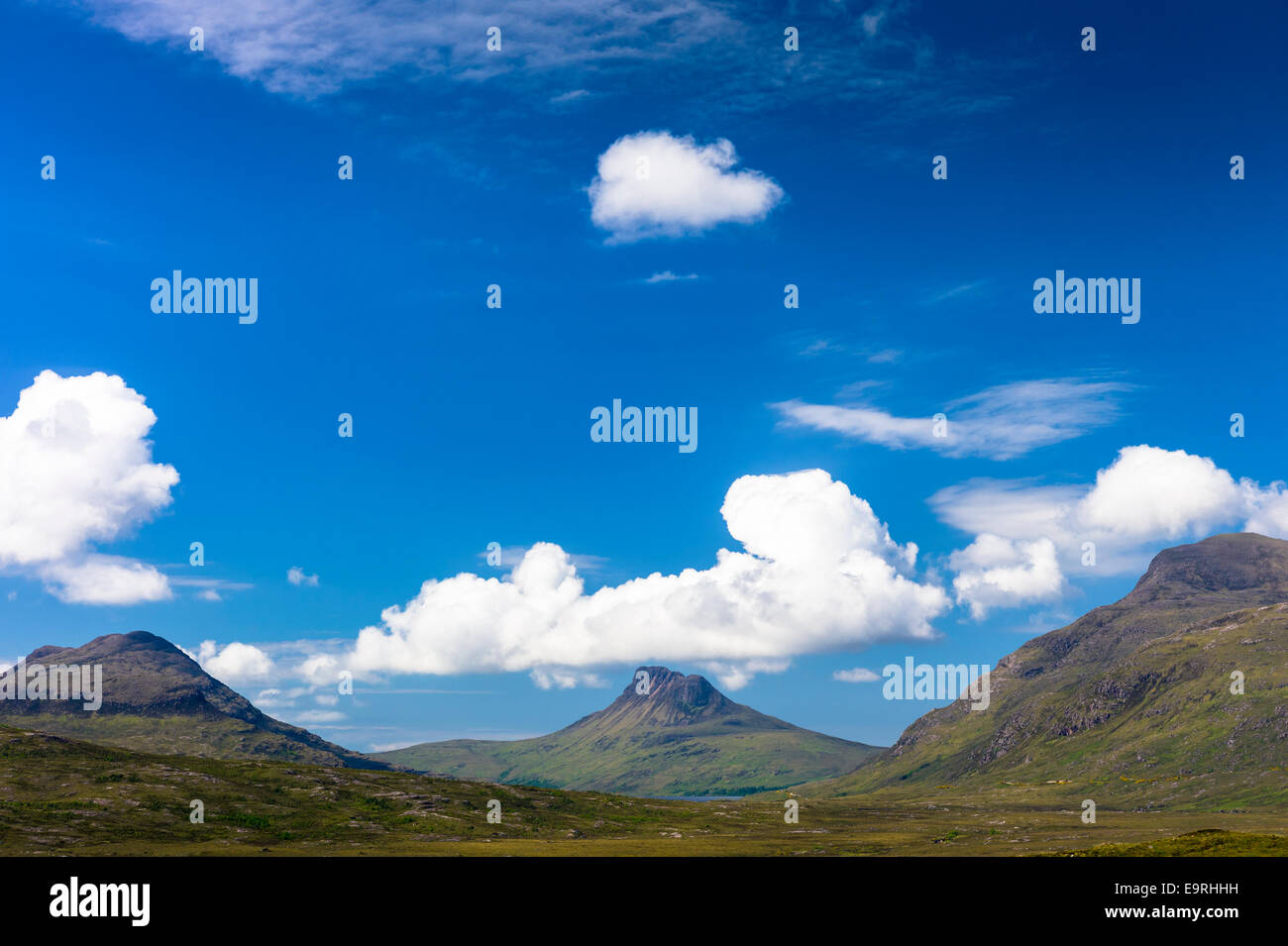 White puffy Cumulus nubi su stac Pollaidh, Stack Polly, montagna nel West Highlands Geopark parte della nazionale Inverpolly N Foto Stock