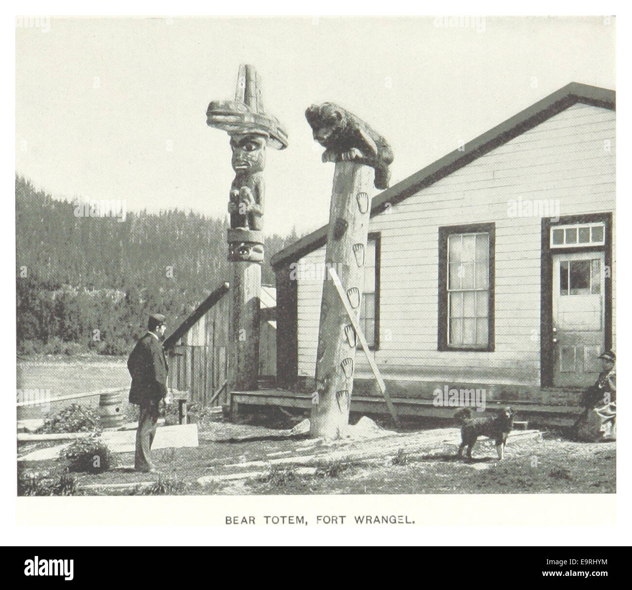 L'illustrazione di Hitchcock del 1899 raffigura un totem per orsi di Fort Wrangel, un'opera d'arte indigena che simboleggia il significato culturale nella regione. Foto Stock