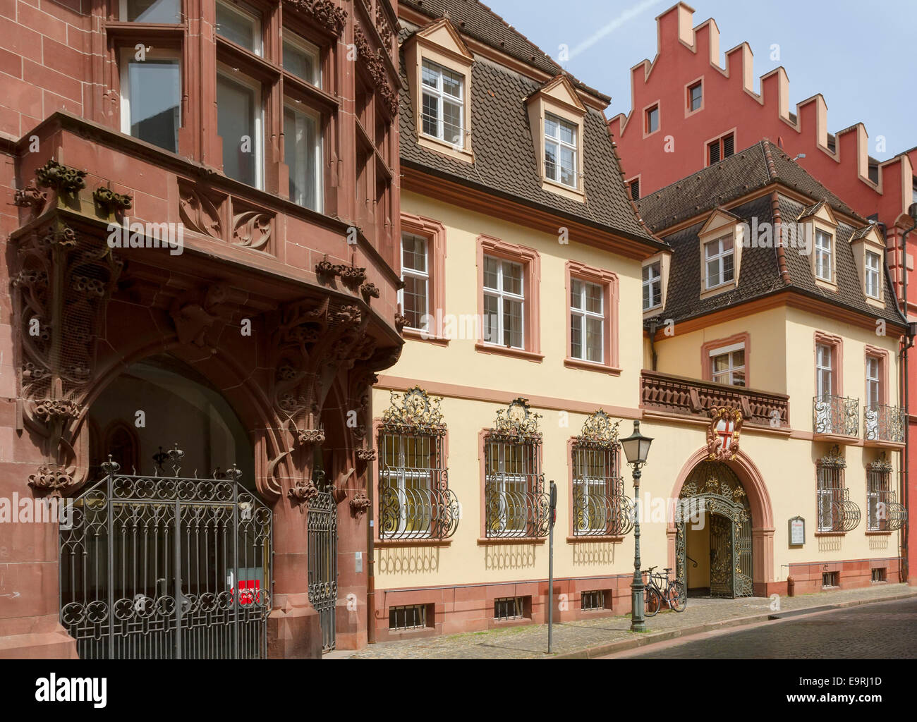 Old town street in Freiburg. L'Europa. Germania Foto Stock