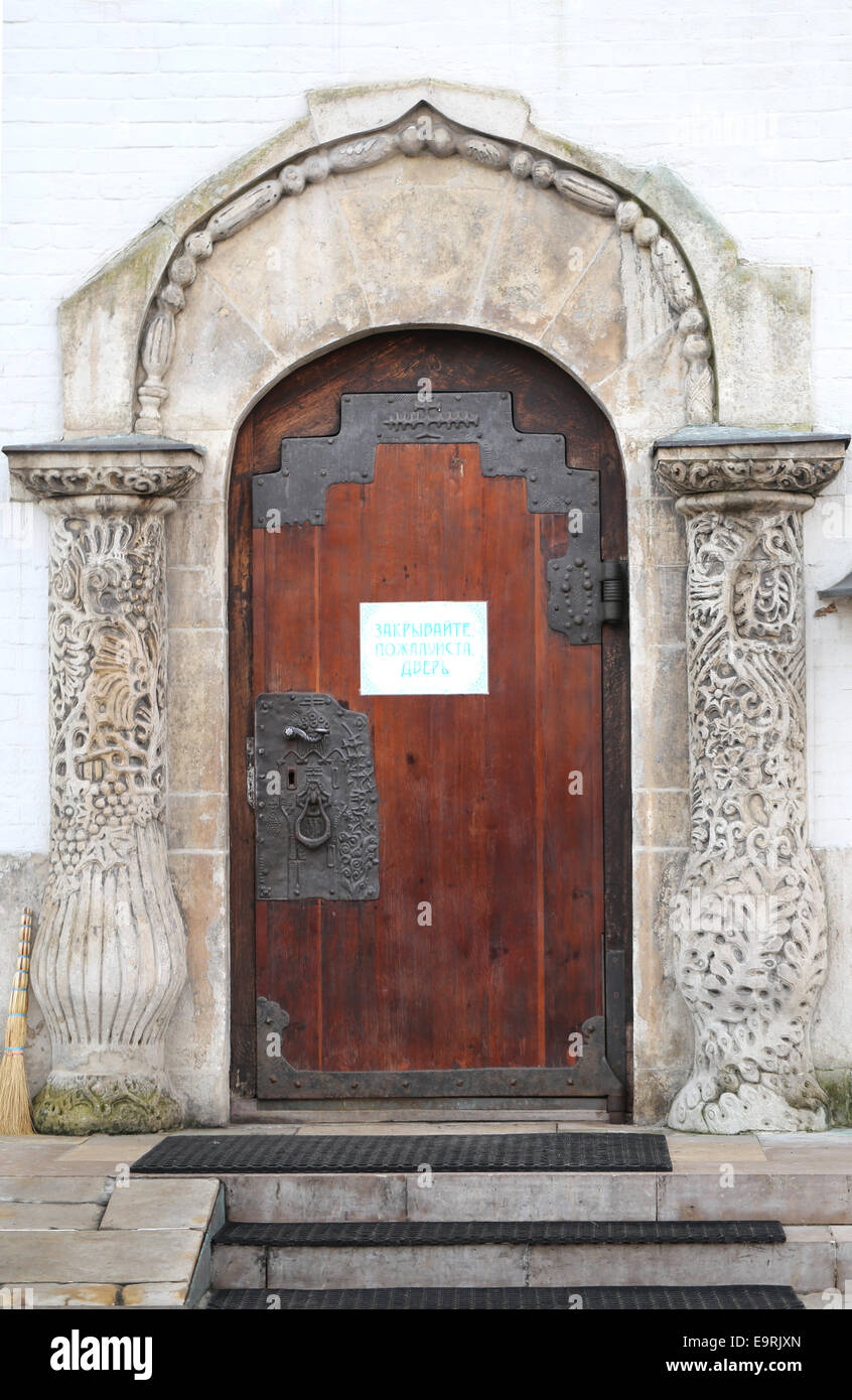 Vintage porta su un edificio a Mosca con la scritta - chiudere lo sportello Foto Stock