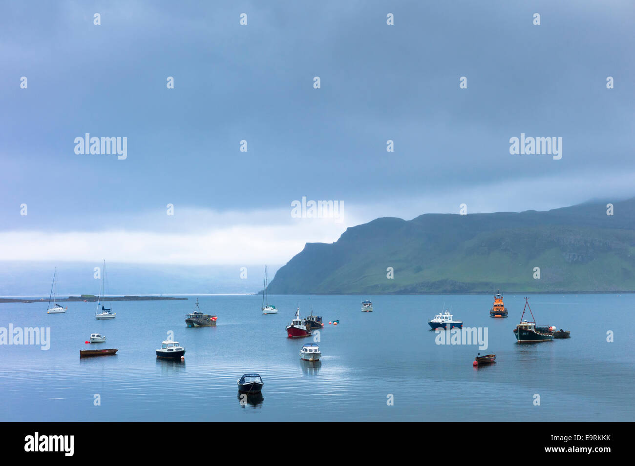 Pesca ormeggiate barche e yacht in mare tranquillo di scena sul isola di Skye, Western Isles della Scozia, Regno Unito Foto Stock