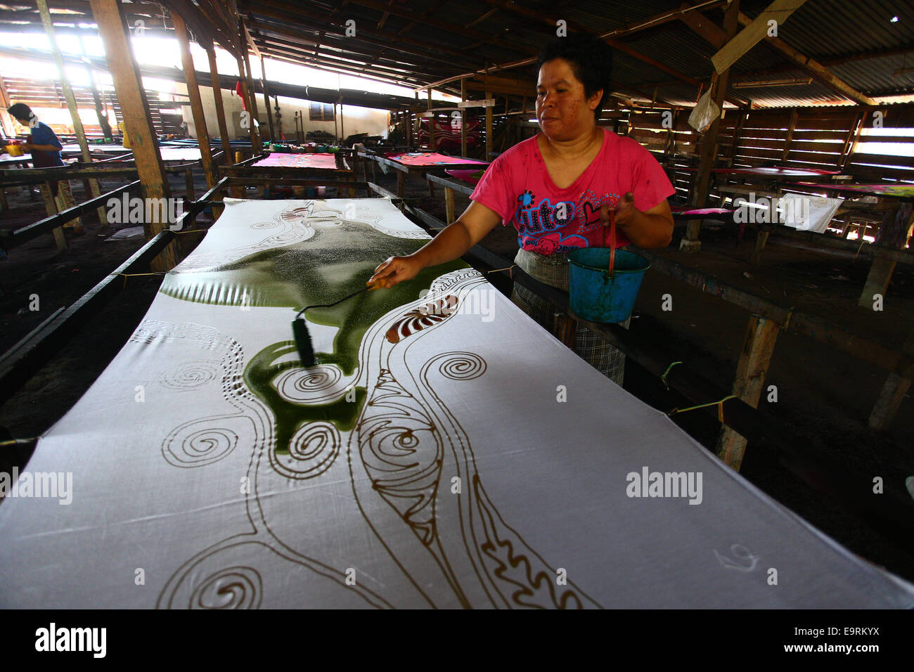 Preparare la fusione della cera per Batik cantando la pittura tradizionale. Foto Stock
