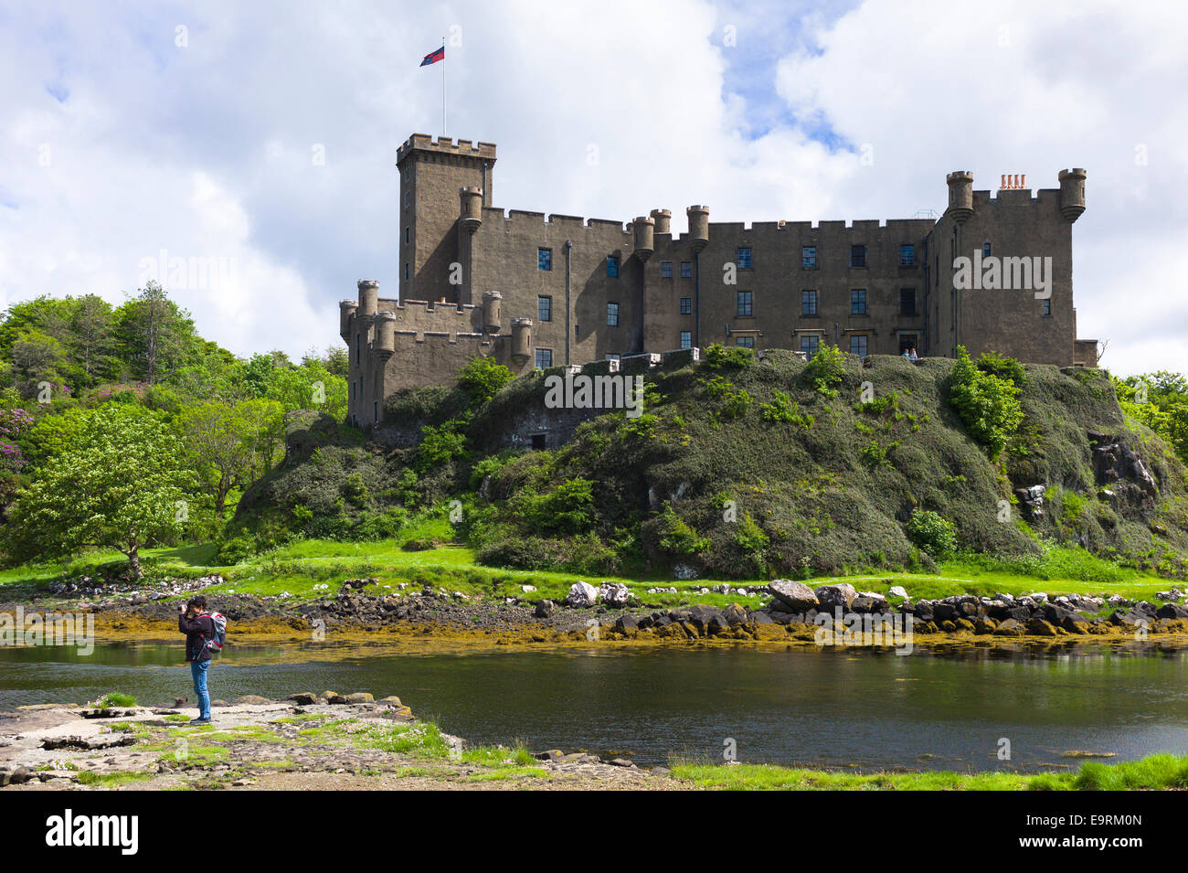 Turistica prendendo fotografie a highland fortezza Castello Dunvegan, Highlands casa ancestrale del clan MacLeod e loch su t Foto Stock