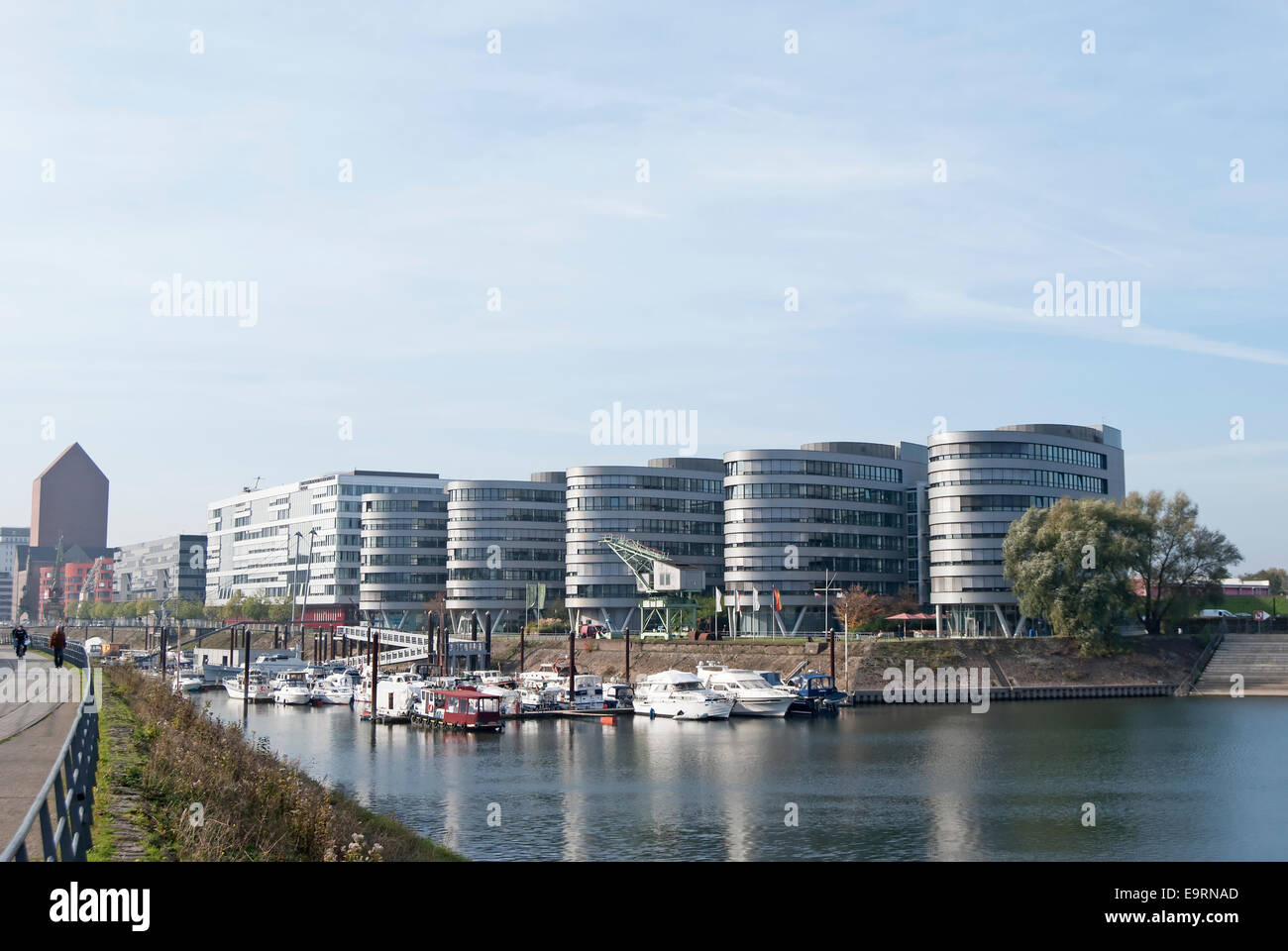 Vista attraverso il porto interno di Duisburg, Germania, verso la cosiddetta cinque barche ufficio complesso dall'architetto Nicholas Grimshaw Foto Stock