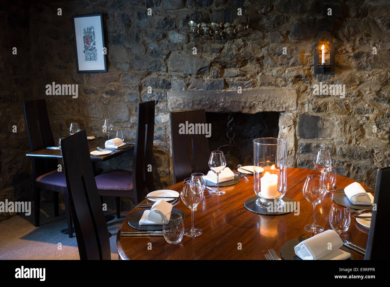 Tabella di impostazione del luogo con la vetreria, stoviglie, posate e tovaglioli al mondo gastronomico rinomato ristorante a cinque stelle Le tre C Foto Stock