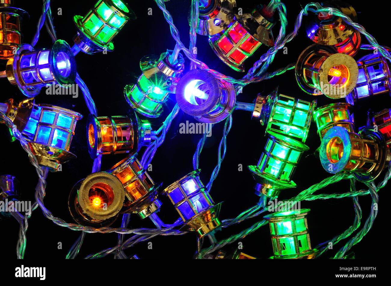 Natale moderno LED luci di Lanterna contro uno sfondo nero. Foto Stock