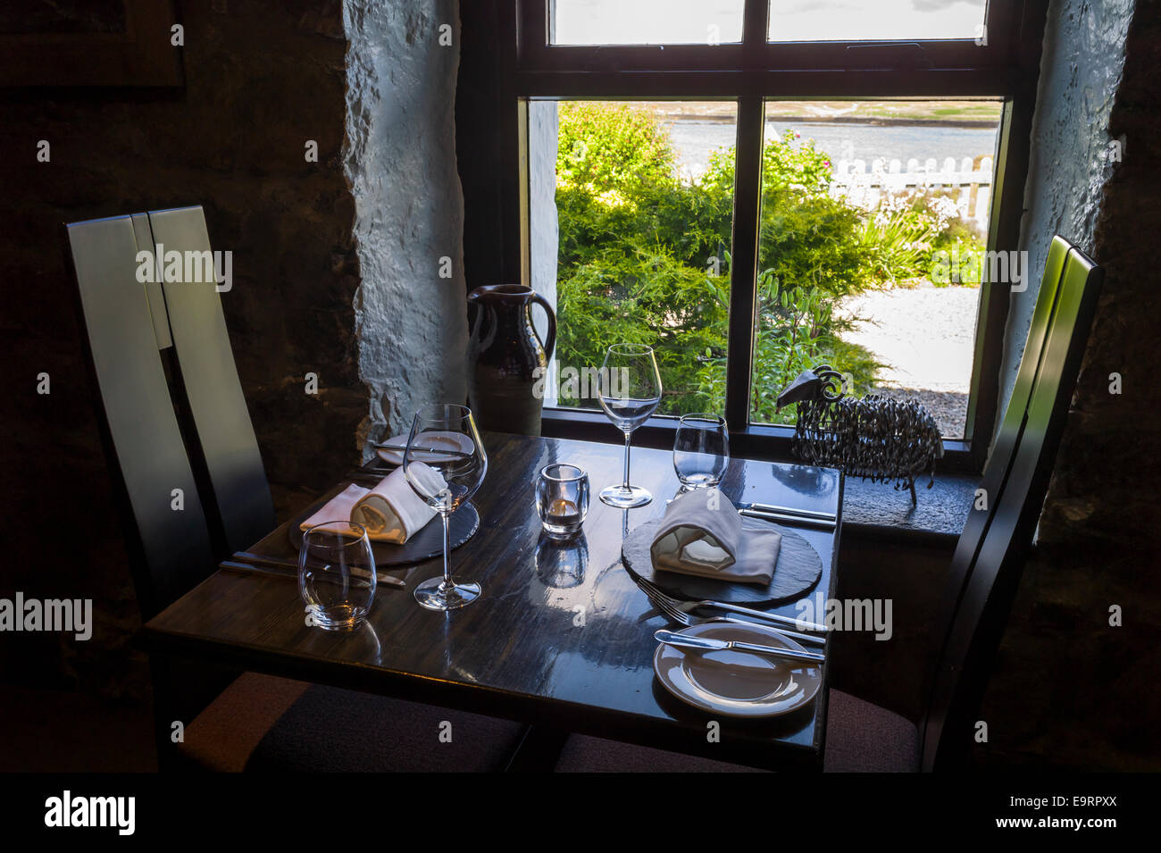 Tabella di impostazione del luogo con la vetreria, stoviglie, posateria, e tovaglioli a gastronomiche rinomato ristorante a cinque stelle tre camino Foto Stock