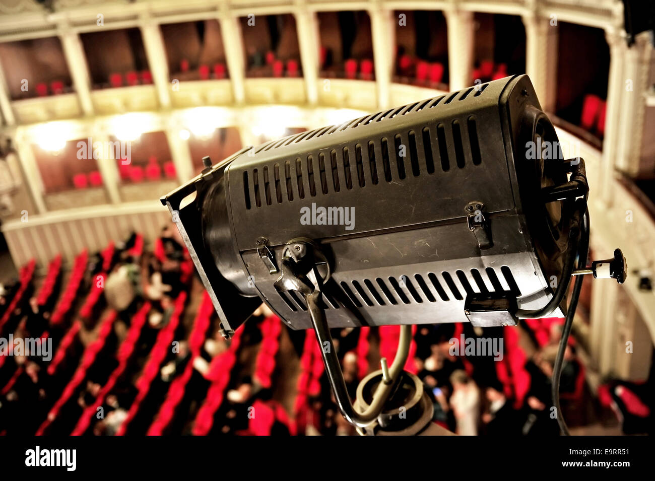 Chiudere con un grande spotlight in un teatro Foto Stock