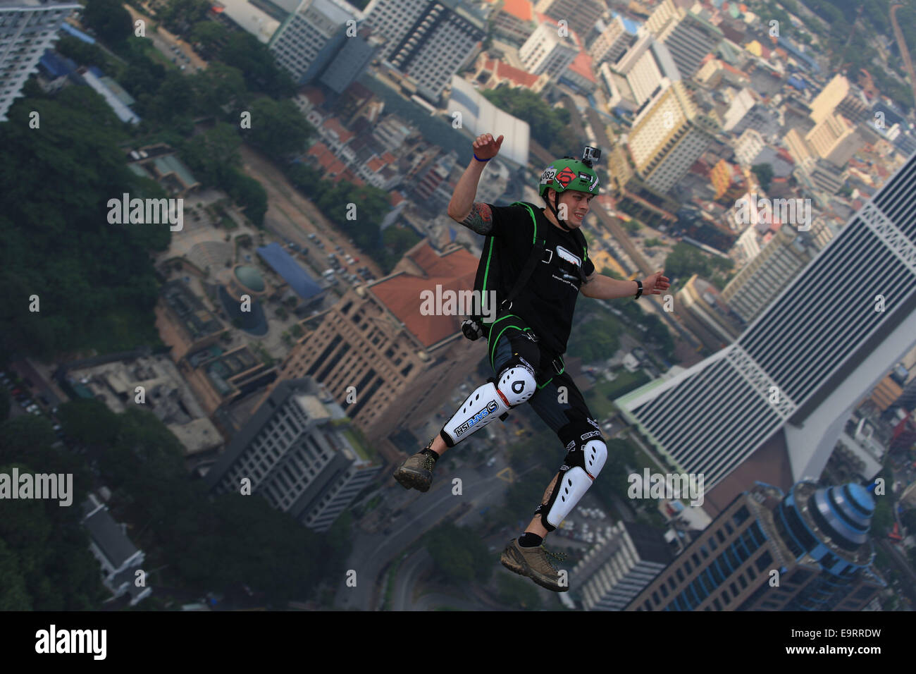 KL Tower BASE Jump 2014 è un evento annuale del dalla torre di Kuala Lumpur che hanno attratto internazionale e nazionale di spettatori. Foto Stock