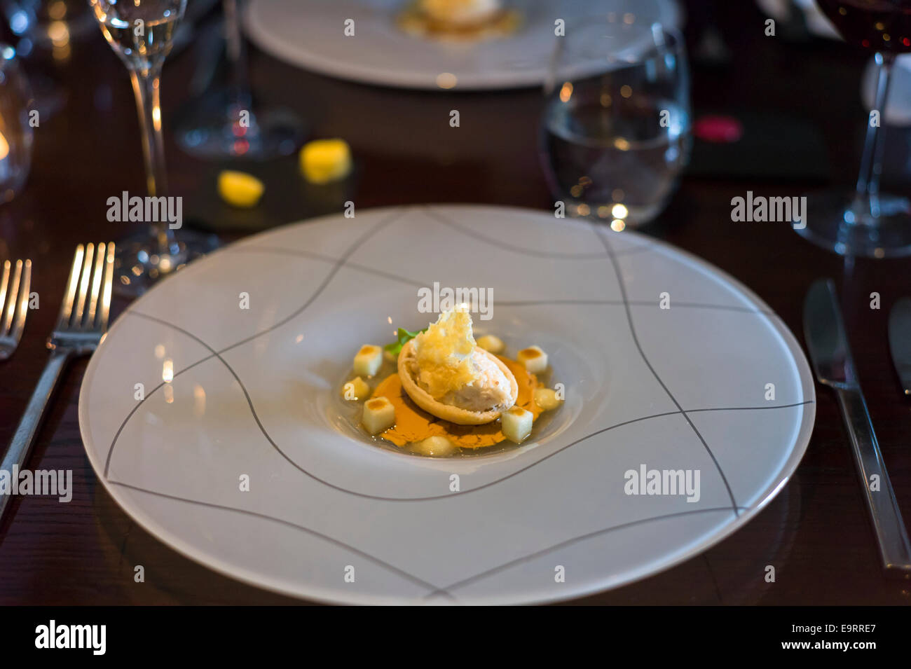 Menu degustazione piatto di granchio parte della sala da pranzo elegante esperienza gastronomica rinomato ristorante a cinque stelle i tre camini, Isola o Foto Stock