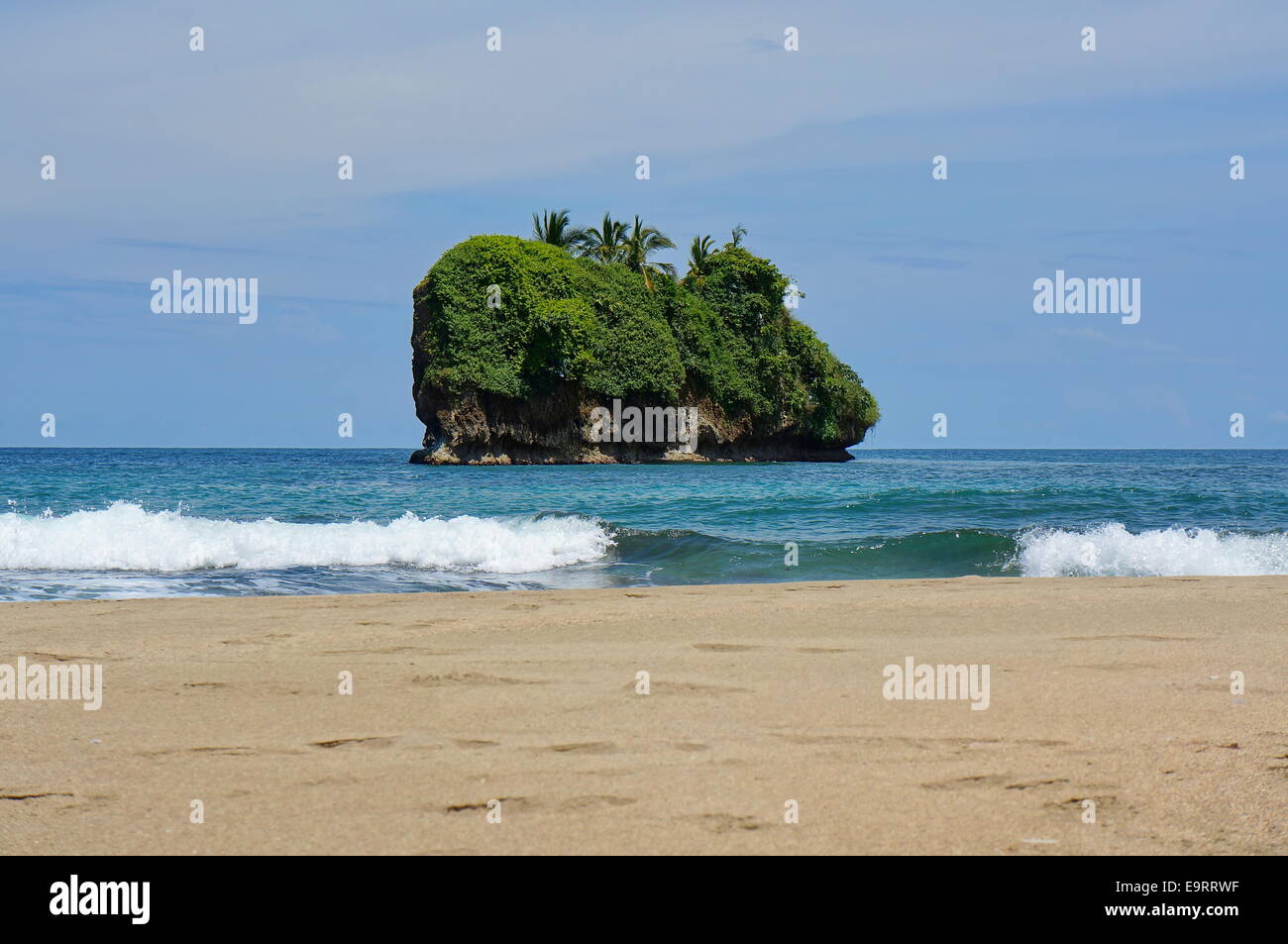 Piccola isola di fronte alla spiaggia di Cocles sul lato caraibico del Costa Rica, Puerto Viejo de Talamanca Foto Stock